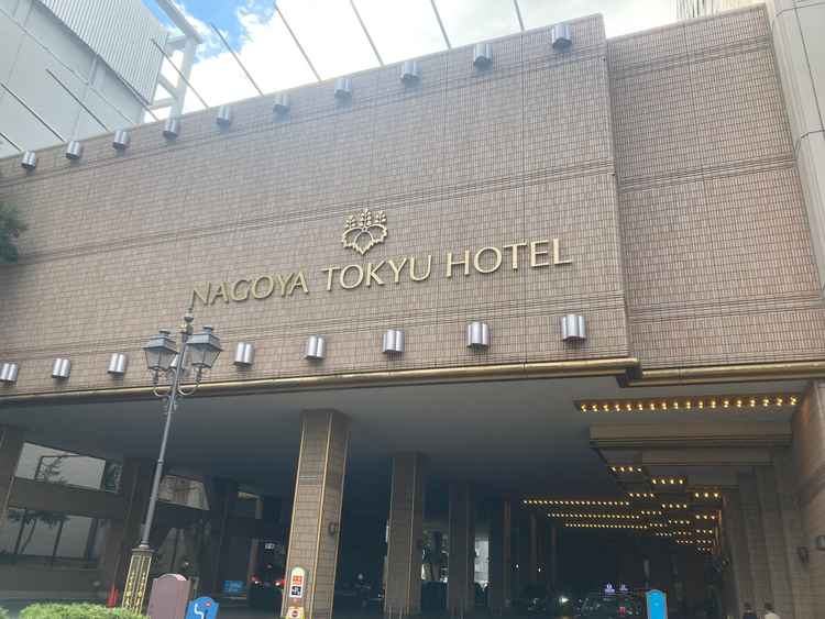 ホテル正面入り口の写真。撮影で入り口を使う人もいるとのことでした。