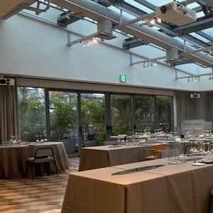 雨の日でしたが、天井と壁に大きな窓があるため光が入って明るいお部屋。丸テーブル、長机が選べる。