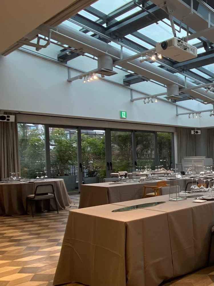 雨の日でしたが、天井と壁に大きな窓があるため光が入って明るいお部屋。丸テーブル、長机が選べる。