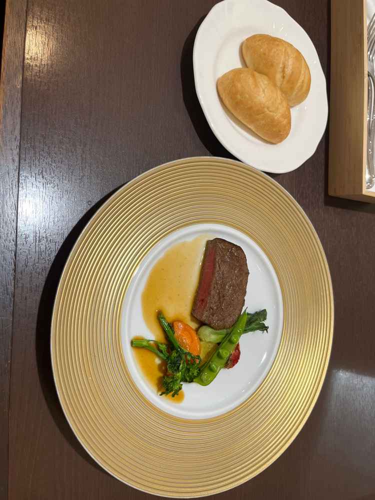 コースのメイン。お肉は柔らかいし、ソースにもあって美味しかった。