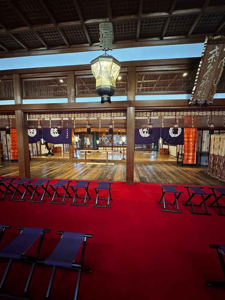 実際に神前式を行う場所を見学しました。厳かな雰囲気がありながら、光が入る設計になっており素敵でした。