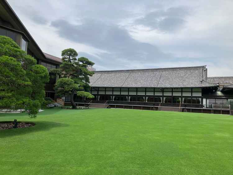 明治記念館の庭園の写真。芝の中にも入らせていただいて、緑がとても綺麗でした。