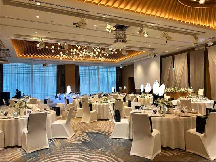 披露宴会場。天井が高いこともありかなり広く感じた。