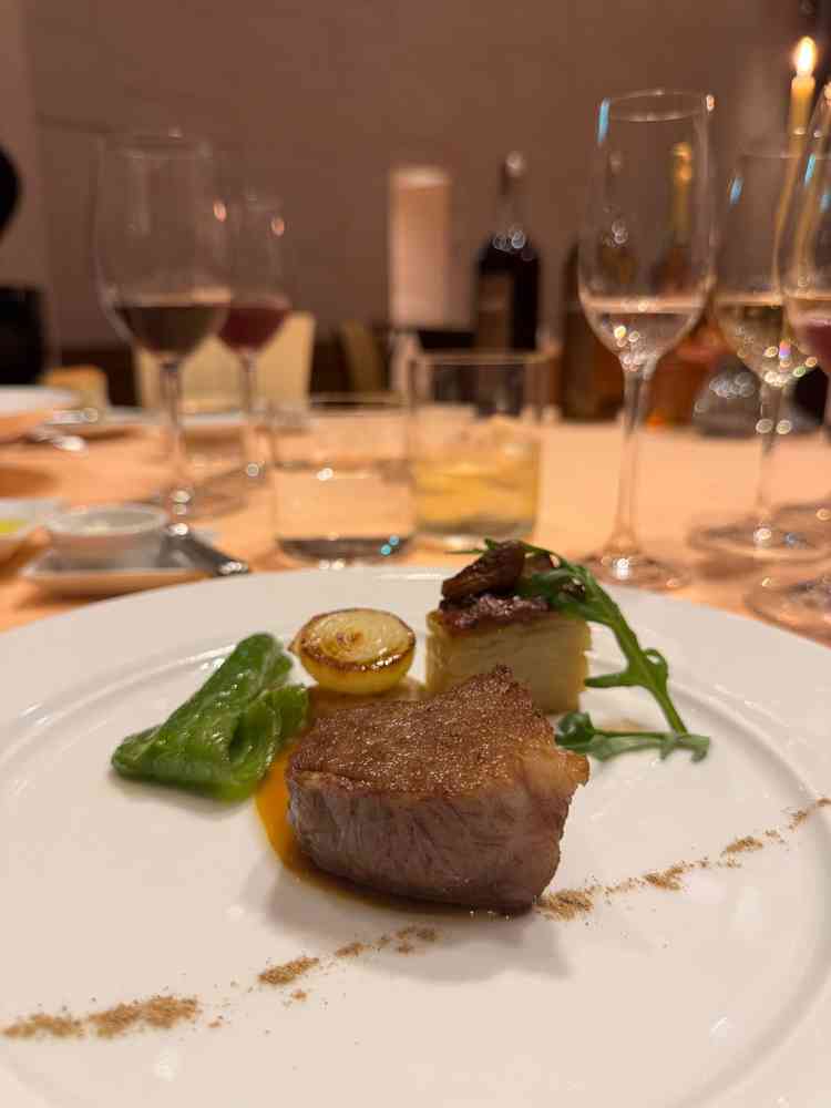 お肉が最高に美味しい。燻製の薫りと、柔らかさ、もはや結婚式場の料理を超えてました。