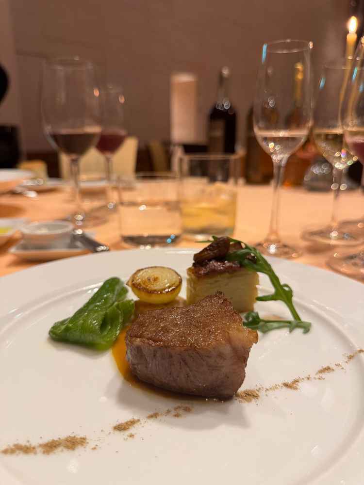 お肉が最高に美味しい。燻製の薫りと、柔らかさ、もはや結婚式場の料理を超えてました。