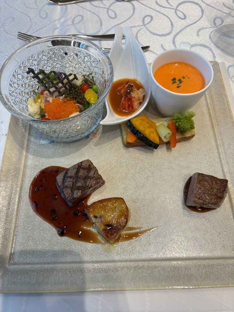 試食させていただいた、婚礼料理をワンプレートにしたものです。とてもおいしかったです。