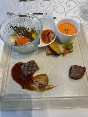 試食させていただいた、婚礼料理をワンプレートにしたものです。とてもおいしかったです。