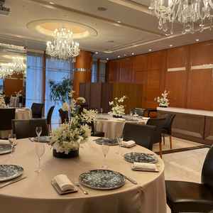 披露宴会場です。お皿やカトラリーにもこだわりがあって素敵でした。