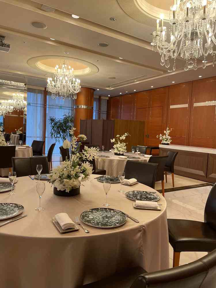 披露宴会場です。お皿やカトラリーにもこだわりがあって素敵でした。