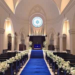 チャペルは思ったより広くて、白を基調に青いバージンロードがすごく映えました！