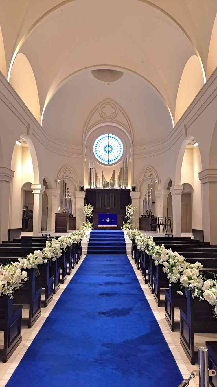 チャペルは思ったより広くて、白を基調に青いバージンロードがすごく映えました！
