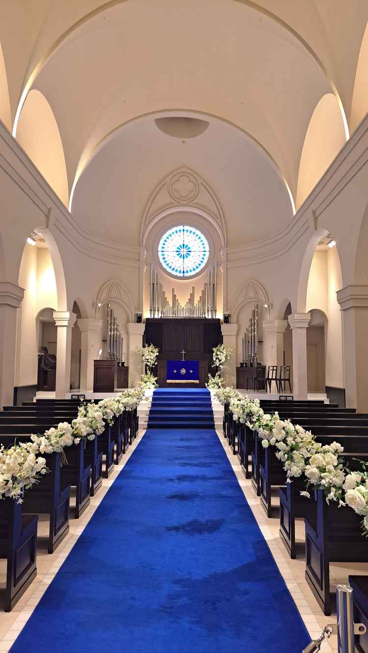 チャペルは思ったより広くて、白を基調に青いバージンロードがすごく映えました！