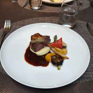 牛肉とフォアグラ。とても美味しく、披露宴でこのお料理が出されたら絶対喜ばれるなと言った印象。