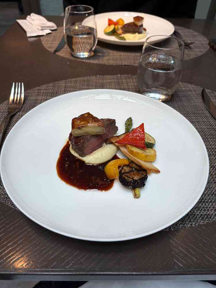 牛肉とフォアグラ。とても美味しく、披露宴でこのお料理が出されたら絶対喜ばれるなと言った印象。