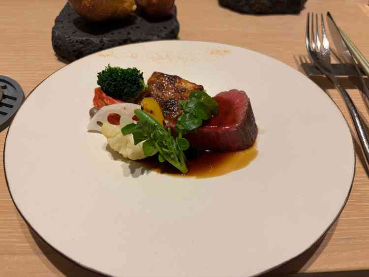 試食のメインのお肉料理です。盛り付けも味も満足です。