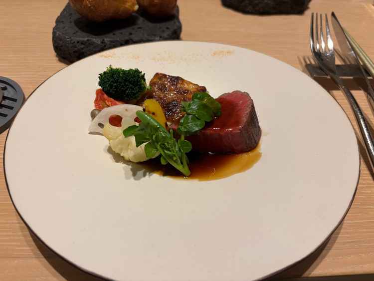 試食のメインのお肉料理です。盛り付けも味も満足です。