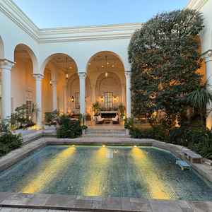 中庭のプールは照明があり綺麗。