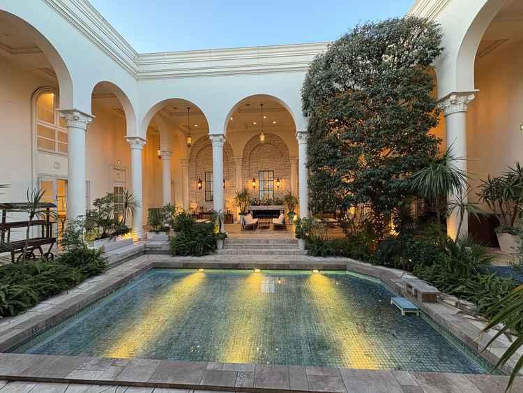 中庭のプールは照明があり綺麗。