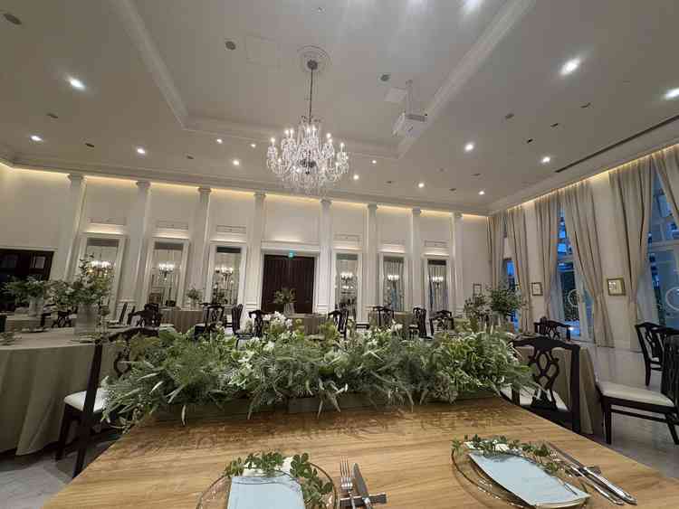 横長の披露宴会場のため、席からゲストの顔をしっかり見ることができます。