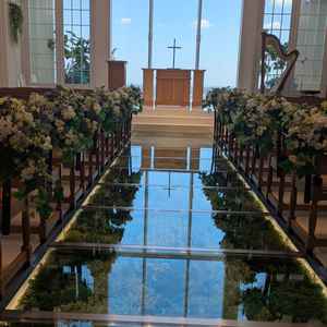 ヴァージンロード。ガラス張りで自然の装飾がされており、これもチャペルの明暗を際出させていた。