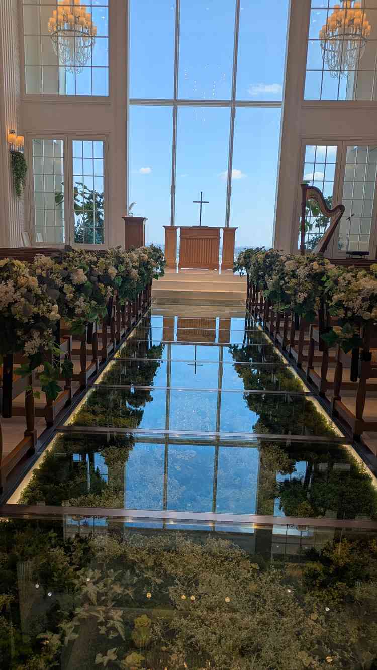 ヴァージンロード。ガラス張りで自然の装飾がされており、これもチャペルの明暗を際出させていた。