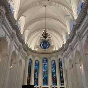 チャペルも見学させていただきました。ステンドグラスや装飾品の多くがアンティークなもので深みがある印象