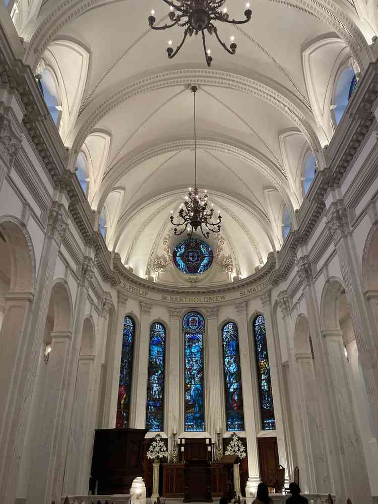 チャペルも見学させていただきました。ステンドグラスや装飾品の多くがアンティークなもので深みがある印象