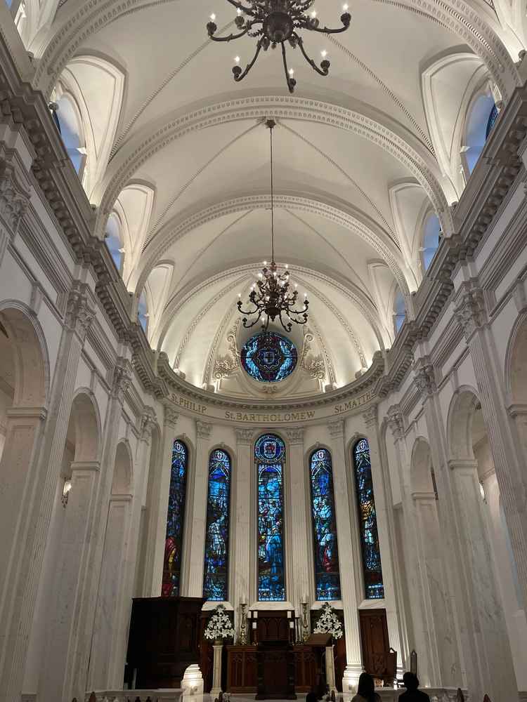 チャペルも見学させていただきました。ステンドグラスや装飾品の多くがアンティークなもので深みがある印象