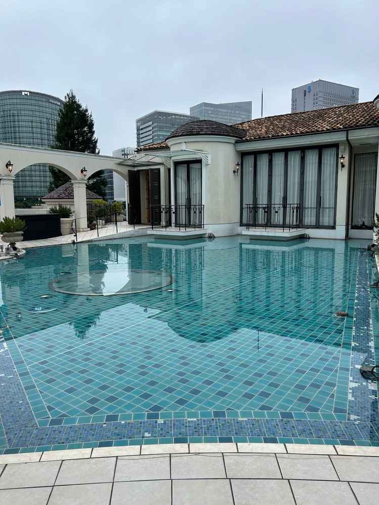 チャペル前のプール