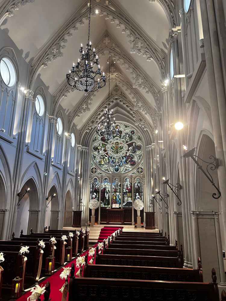 大聖堂の内部。ステンドグラスの映し出す神聖な雰囲気はとても印象的でした。