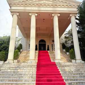 チャペルから出てきた所の階段。降りてくる所を体験させてもらいましたが、体験だけで涙が出そうでした。