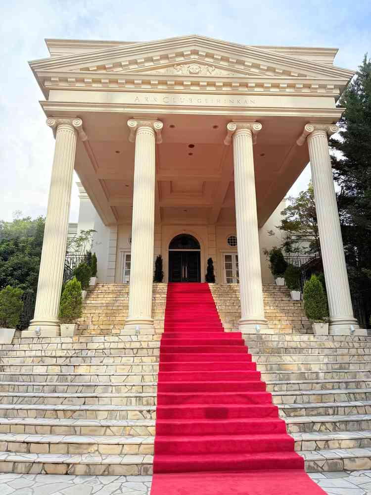 チャペルから出てきた所の階段。降りてくる所を体験させてもらいましたが、体験だけで涙が出そうでした。