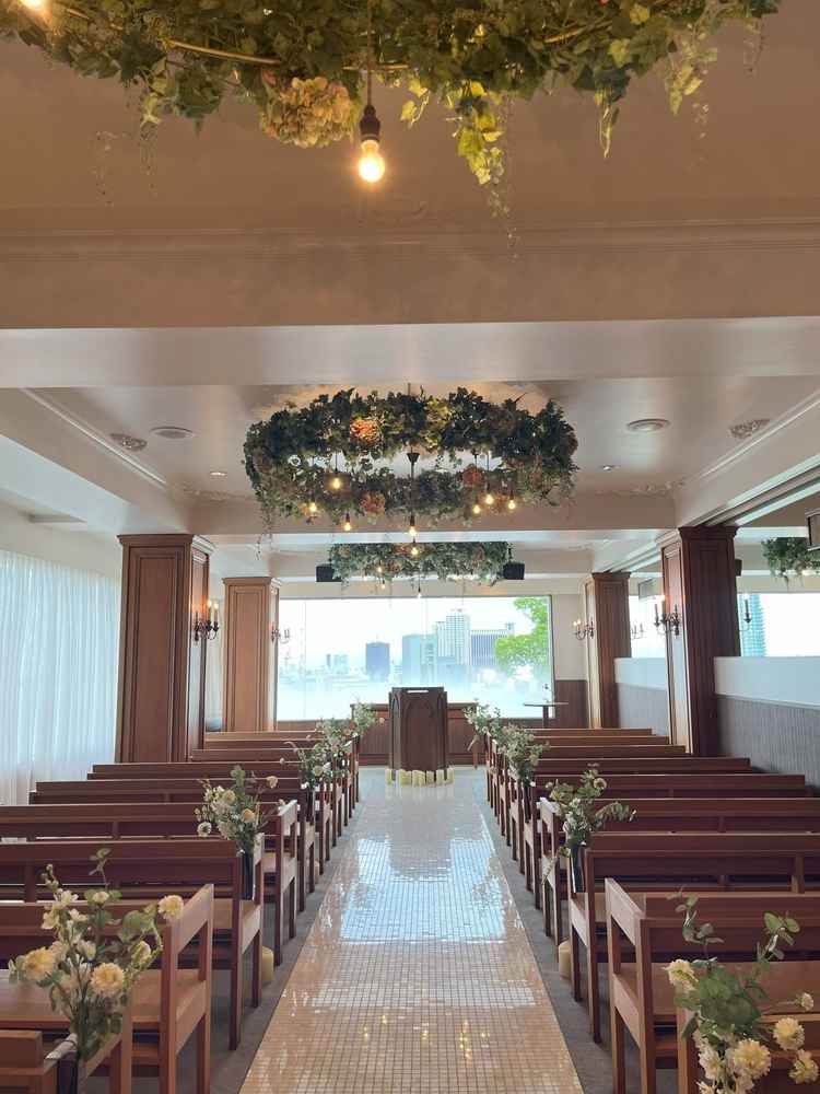 室内チャペルの写真。天井が思ったより高くて写真で見るよりも広々と感じました。