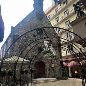 半館外にあるチャペルで式後に風船を飛ばすセレモニーも出来るとのこと