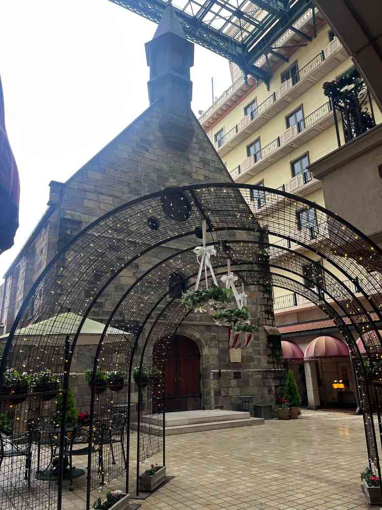 半館外にあるチャペルで式後に風船を飛ばすセレモニーも出来るとのこと