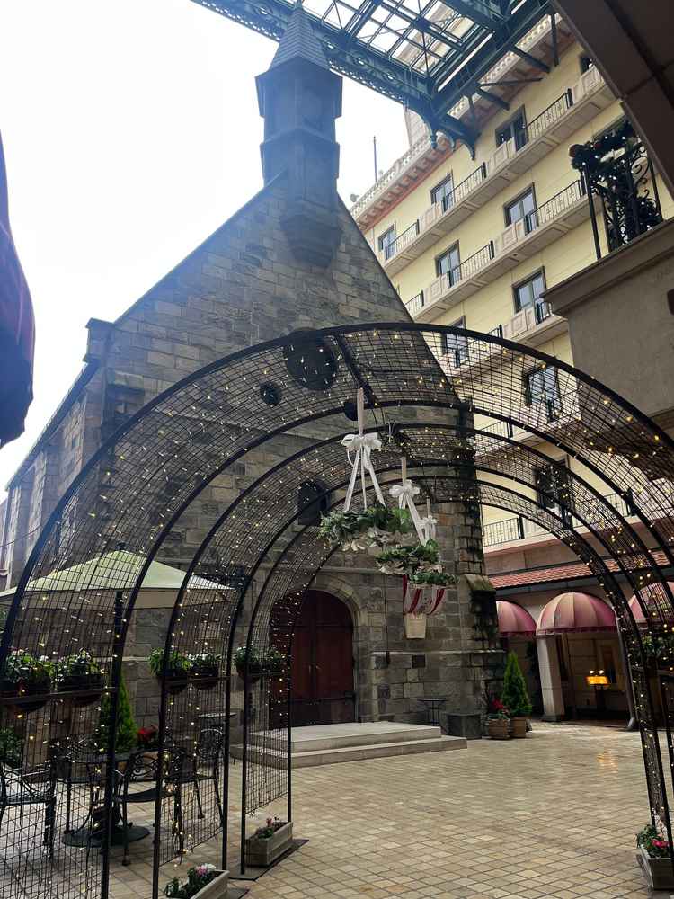 半館外にあるチャペルで式後に風船を飛ばすセレモニーも出来るとのこと