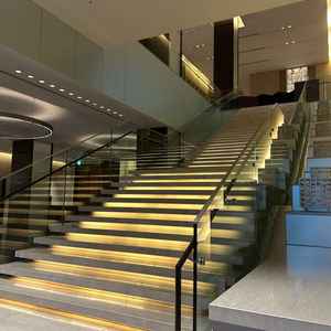 こちらの階段でフラワーシャワーを行うそうです。