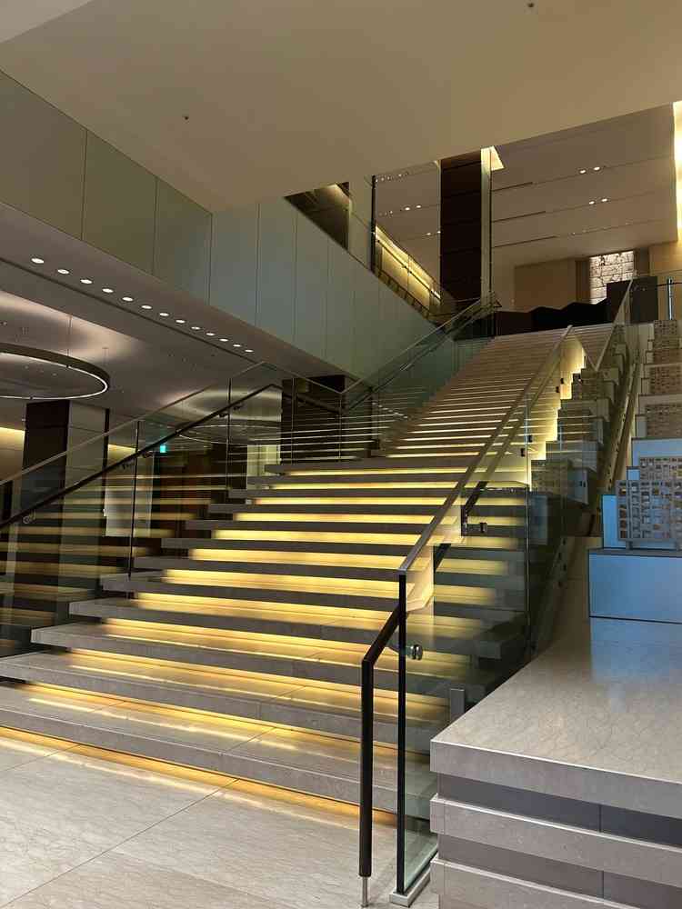 こちらの階段でフラワーシャワーを行うそうです。