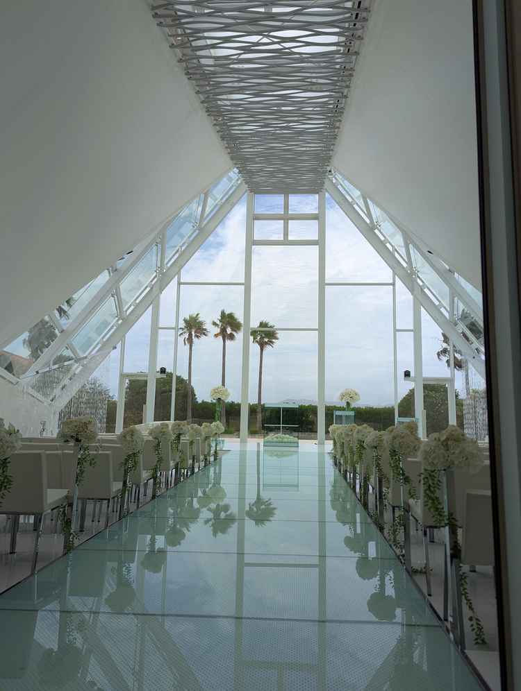 チャペル　ブルービジューの中