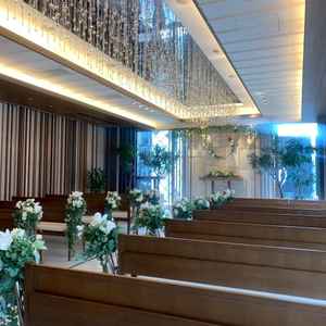 10階チャペル。カーテンの開閉により、自然の光も取り入れられる仕組み。天候に左右されない。