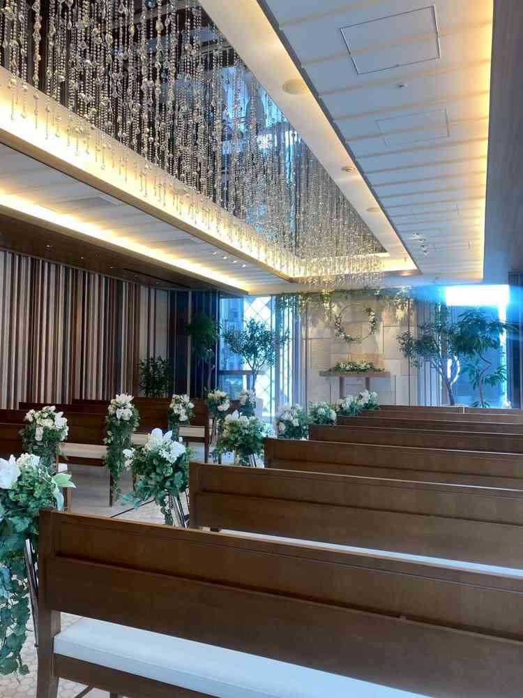 10階チャペル。カーテンの開閉により、自然の光も取り入れられる仕組み。天候に左右されない。