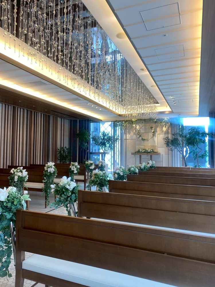 10階チャペル。カーテンの開閉により、自然の光も取り入れられる仕組み。天候に左右されない。