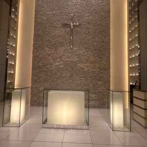 白と透明をモチーフにした、教会で光の演出を帰ることができてめちゃくちゃ綺麗だった。そんなに広すぎない