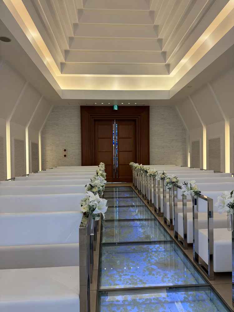 新郎新婦入場の際のゲストからの目線はこのような感じで、白い洗練された雰囲気でした