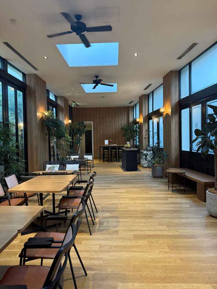 ガーデンの横の部屋です。広々としており、ゲストが待ち時間も快適に過ごせそうでした。