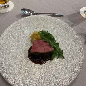 試食のメイン料理。味噌ソースで京都らしさを感じる逸品だった、付け合わせの里芋のポテトも美味しかった。