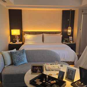 仕度は客室を一室使って行います。ベースメイクに40分かけるくらいこだわっているとのことでした。