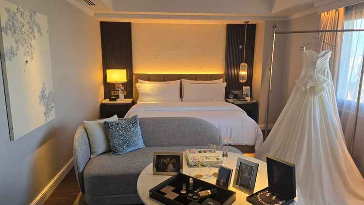 仕度は客室を一室使って行います。ベースメイクに40分かけるくらいこだわっているとのことでした。