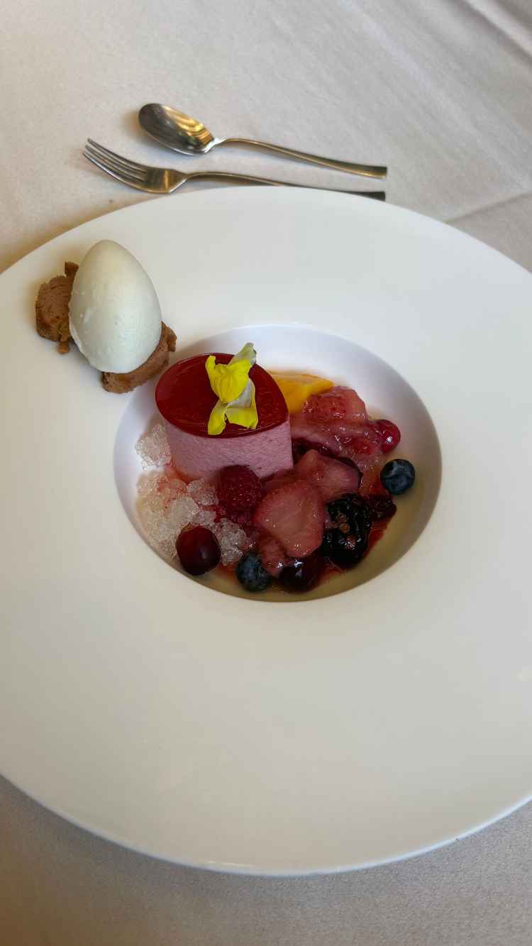 食後のスウィーツです。こちらもとてもフルーツが入っておりとても美味しかったです