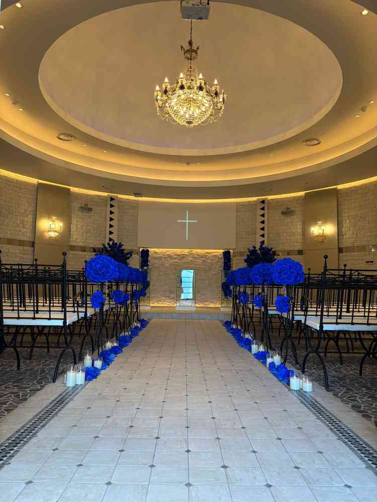 円形のチャペルでプロジェクターも設置